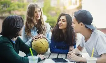 40 Zitate und Bildunterschriften für das Juniorjahr, die Sie an gute Zeiten erinnern