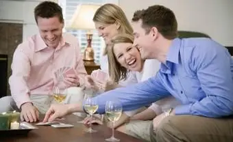 Amis jouant aux cartes