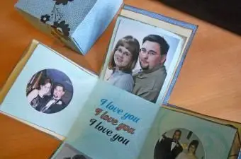 carte photos boîte qui explose