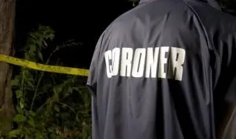 Coroner sur une scène de crime