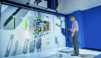 Ingénieur regardant les composants de la machine en 3D dans une suite de réalité virtuelle