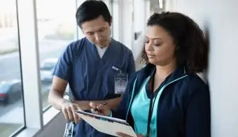 의료 기록을보고 간호사