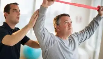 고객의 스트레칭을 돕는 운동 생리 학자