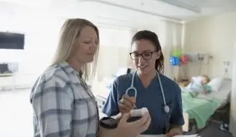 Infirmière d'hôpital expliquant le médicament