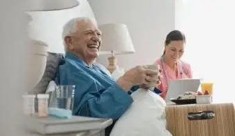 Infirmière avec patient en maison de retraite425