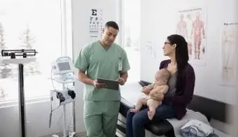 Infirmier parlant avec une patiente