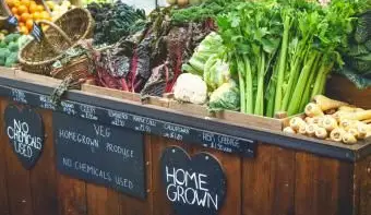 דוכן ירקות בשוק האיכרים