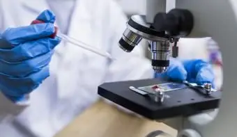 Biochimiste à l'aide d'un microscope pour l'analyse