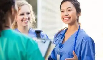 Di quali qualifiche ho bisogno per diventare un'infermiera?