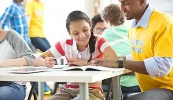 学生の宿題を手伝うメンター