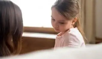 子供の心理学者は女の子が感情的な行動の問題に対処するのを助けます