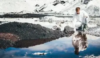 Scientifique environnemental examinant l'eau