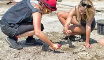 Deux jeunes paléontologues sur le terrain