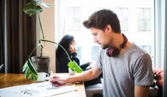 Illustrateur dessin sur papier à table au bureau