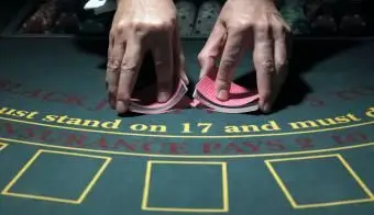 カジノディーラーになる方法