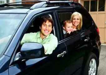 SUV를 운전하는 가족