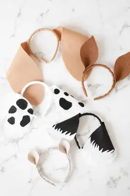 Puppy Party with DIY Birthday Party Decorations: This puppy party has the perfect amount of fun details without being too much work to plan and put together. Juniper squealed with delight when she saw the cute pupcakes and party decorations— it was a #worthit moment!