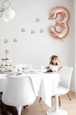 Puppy Party with DIY Birthday Party Decorations: This puppy party has the perfect amount of fun details without being too much work to plan and put together. Juniper squealed with delight when she saw the cute pupcakes and party decorations— it was a #worthit moment!