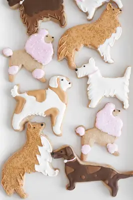 Puppy Party with DIY Birthday Party Decorations: This puppy party has the perfect amount of fun details without being too much work to plan and put together. Juniper squealed with delight when she saw the cute pupcakes and party decorations— it was a #worthit moment!