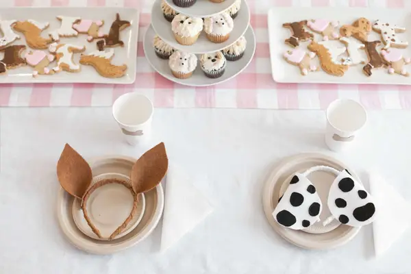 Puppy Party with DIY Birthday Party Decorations: This puppy party has the perfect amount of fun details without being too much work to plan and put together. Juniper squealed with delight when she saw the cute pupcakes and party decorations— it was a #worthit moment!