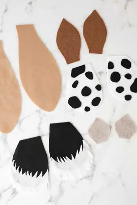 Puppy Party with DIY Birthday Party Decorations: This puppy party has the perfect amount of fun details without being too much work to plan and put together. Juniper squealed with delight when she saw the cute pupcakes and party decorations— it was a #worthit moment!