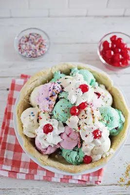Pastel de helado con corteza de galleta de azúcar