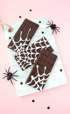 DIY-Spider-Web-Chocolate-Bars-8