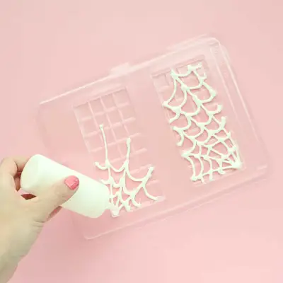 DIY-Spider-Web-Chocolate-Bars-6