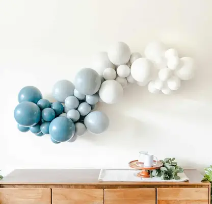 blue balloon garland