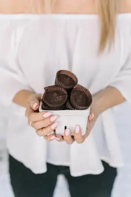 Erdnussbutter und Kürbis -Dunkle Schokoladenbecher