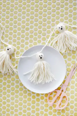 Easy Yarn Tassel Ghost Garland