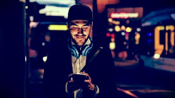 Mann lädt Klingeltöne herunter