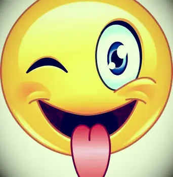 Visage clignotant avec la langue tirée