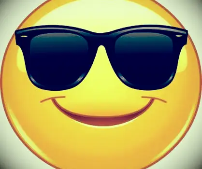 Visage souriant avec des lunettes de soleil