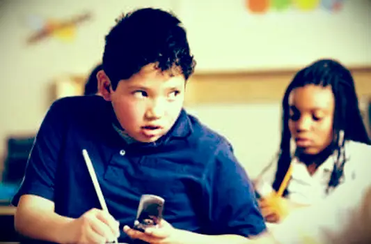 Menino traindo com celular