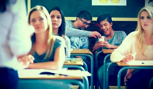 Alunos com celular na sala de aula