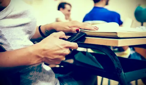 Contras dos telefones celulares na escola