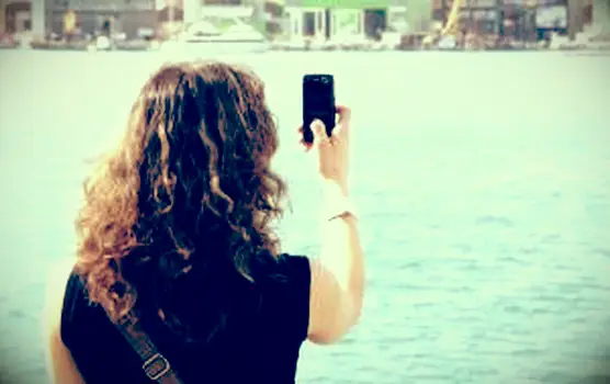 ¿Cómo descargo imágenes de mi teléfono celular?