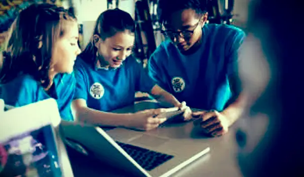 Niños preadolescentes con teléfono celular en el aula