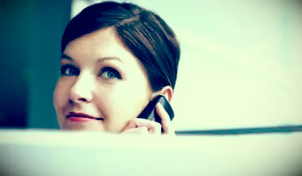 אישה משתמשת בטלפון נייד