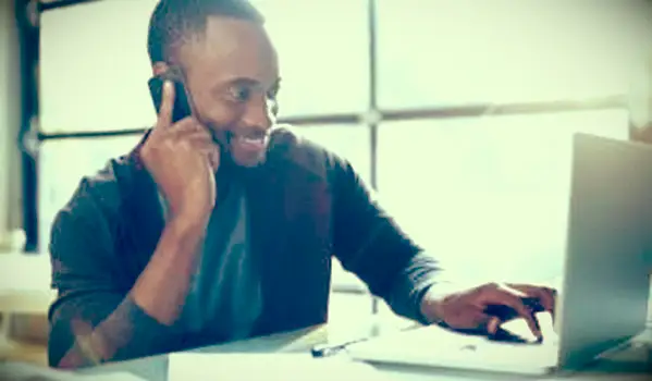 איש עסקים מדבר בטלפון נייד