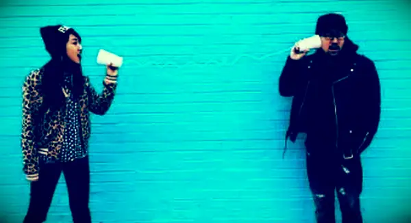 שימוש בכוסות ומחרוזת כדי לתקשר