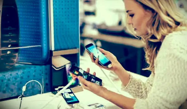 femme comparant deux smartphones