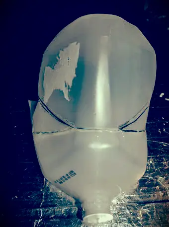 ensamblar piezas de cartón de leche