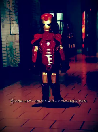 플라스틱 병을 사용하는 아이언 맨 의상