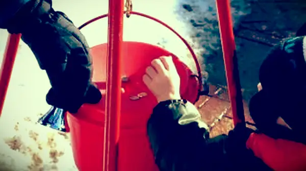 Chlapec daruje počas prázdnin mince