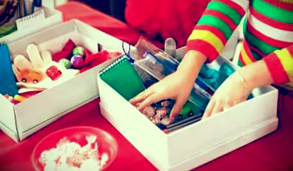 plnenie krabičiek na darovanie dovolenky