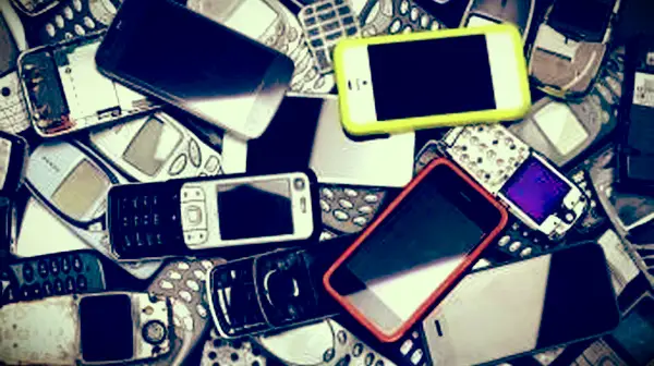 재활용 될 오래된 휴대 전화 더미