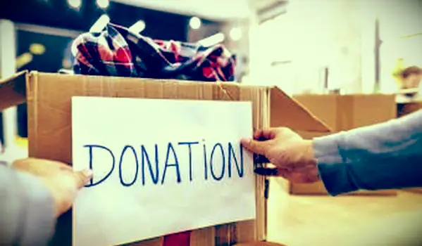 קופסת תרומות מלאה בבגדים וצעצועים