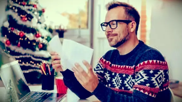 크리스마스 편지를 여는 남자